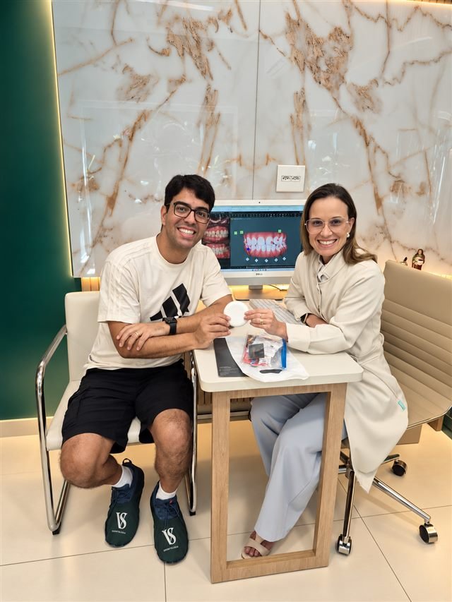 Dra. Flávia Arantes apresentando o planejamento digital do sorriso a um paciente
