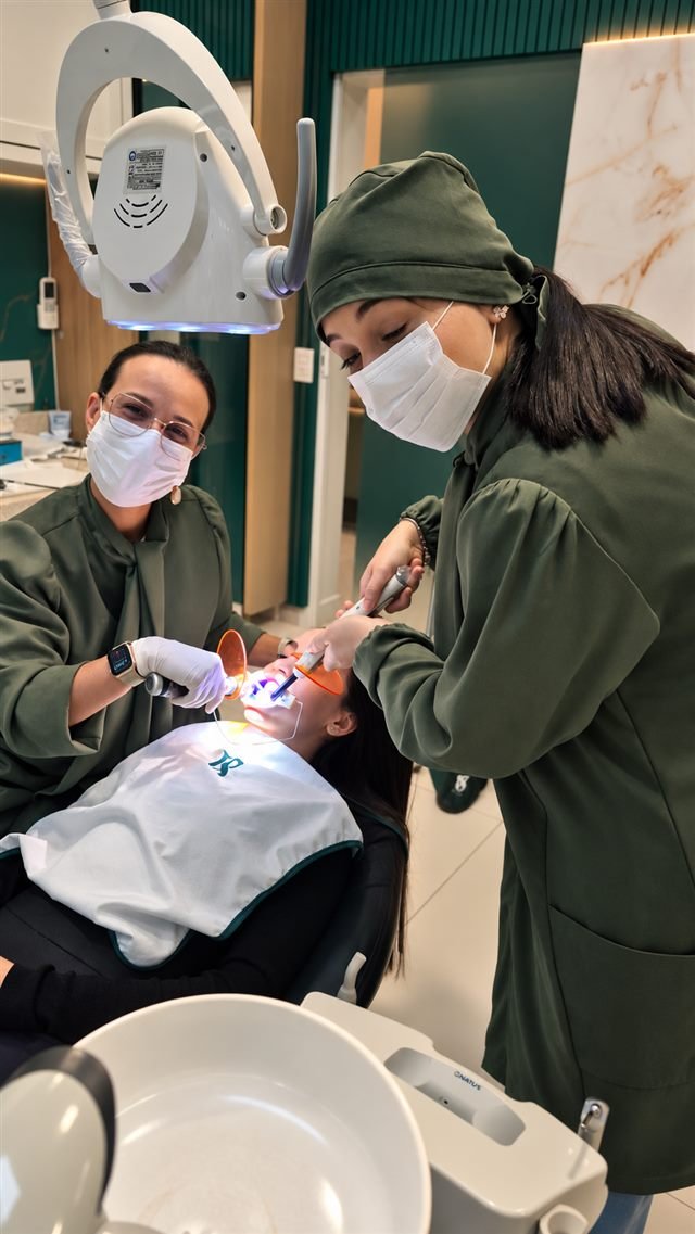 Dra. Flávia Arantes e assistente realizando um procedimento